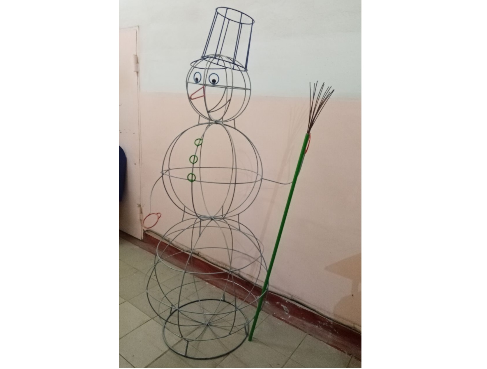 Фигура Снеговик с метлой